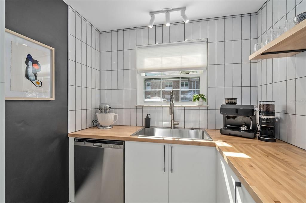 For Sale: $220,000 (2 beds, 1 baths, 1000 Square Feet)