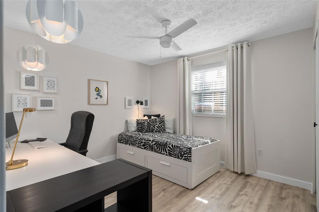 For Sale: $220,000 (2 beds, 1 baths, 1000 Square Feet)