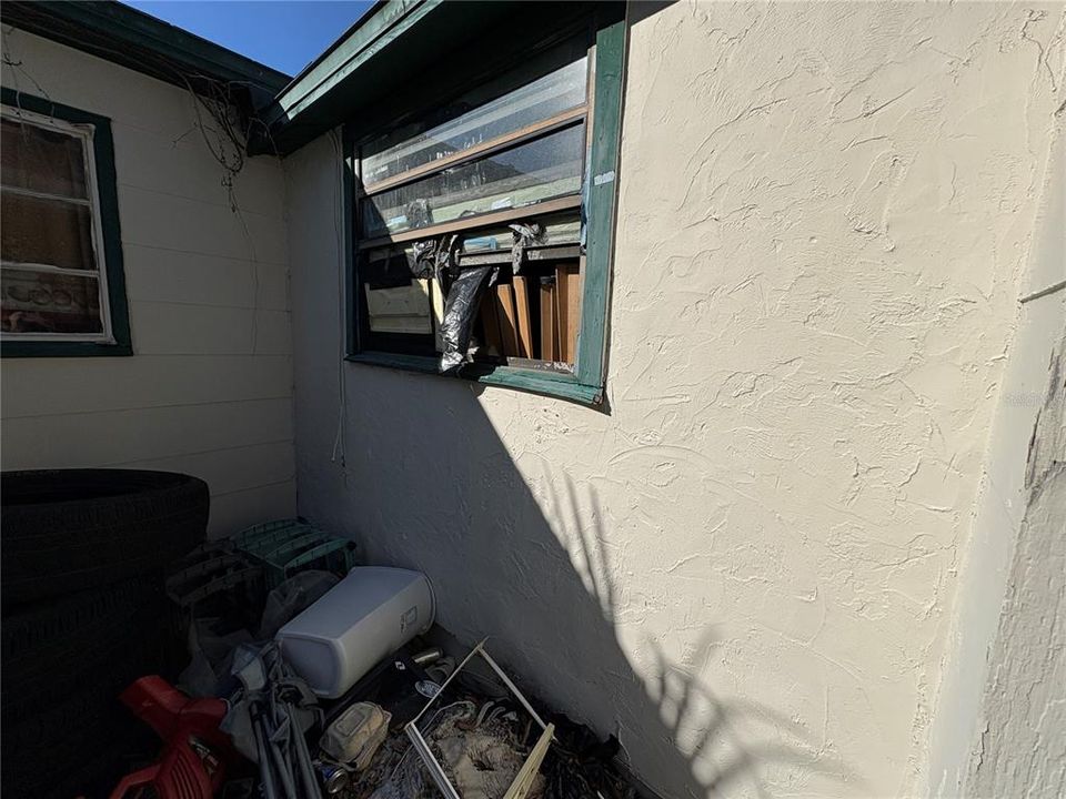 合同活跃: $74,005 (2 贝兹, 1 浴室, 912 平方英尺)