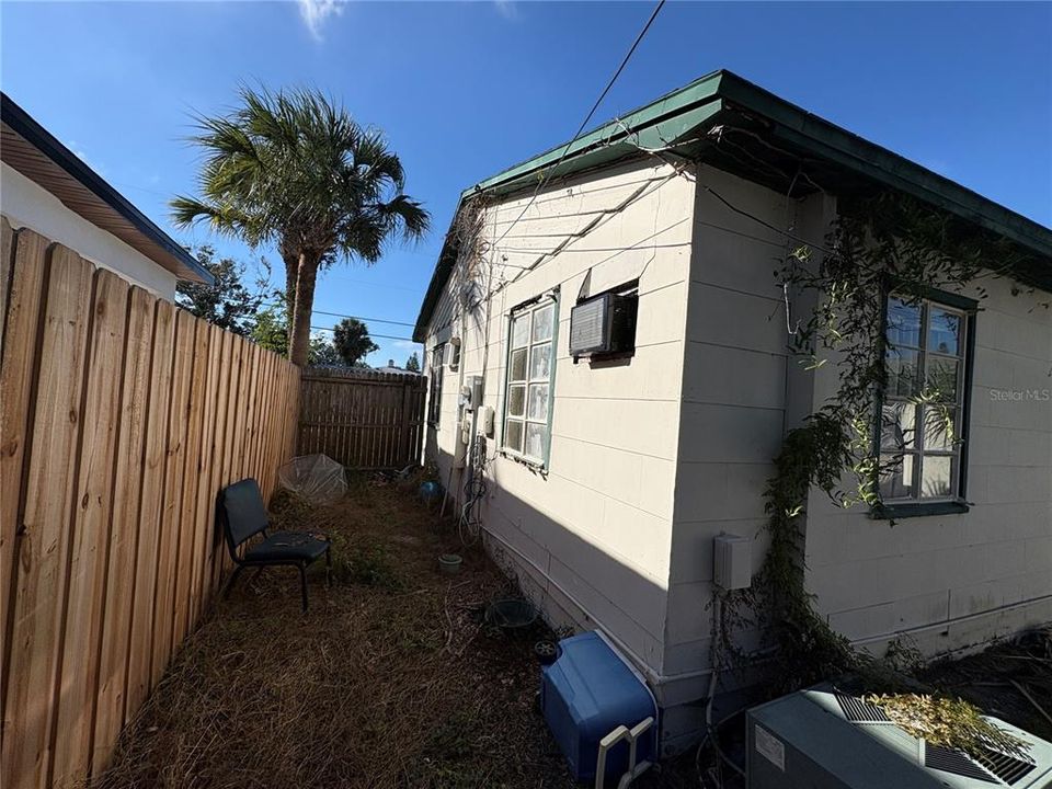 合同活跃: $74,005 (2 贝兹, 1 浴室, 912 平方英尺)