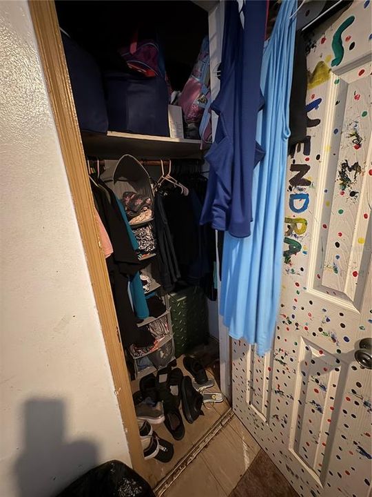 合同活跃: $74,005 (2 贝兹, 1 浴室, 912 平方英尺)