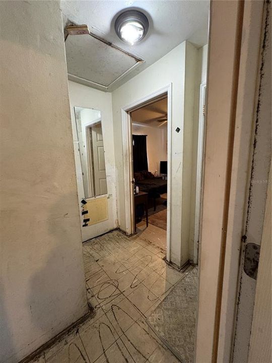 合同活跃: $74,005 (2 贝兹, 1 浴室, 912 平方英尺)