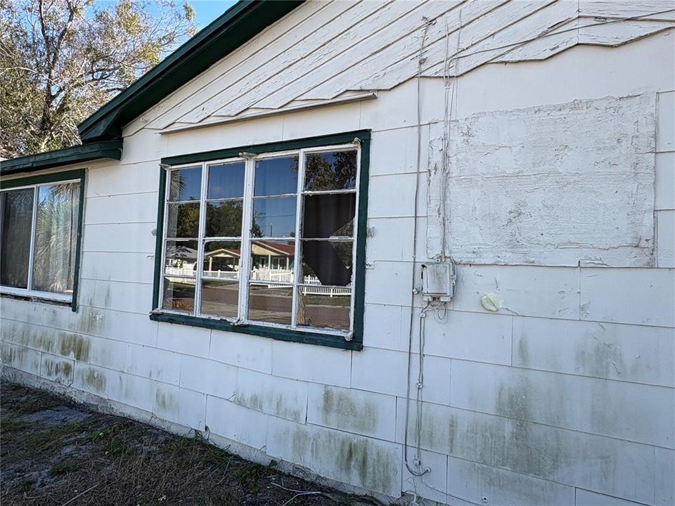 合同活跃: $74,005 (2 贝兹, 1 浴室, 912 平方英尺)