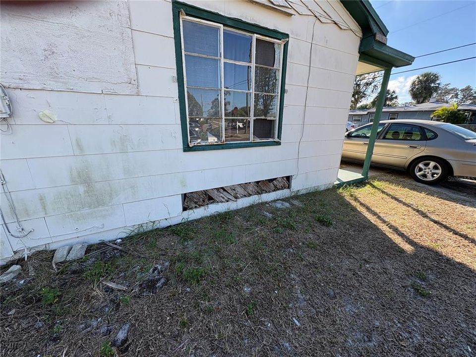 合同活跃: $74,005 (2 贝兹, 1 浴室, 912 平方英尺)