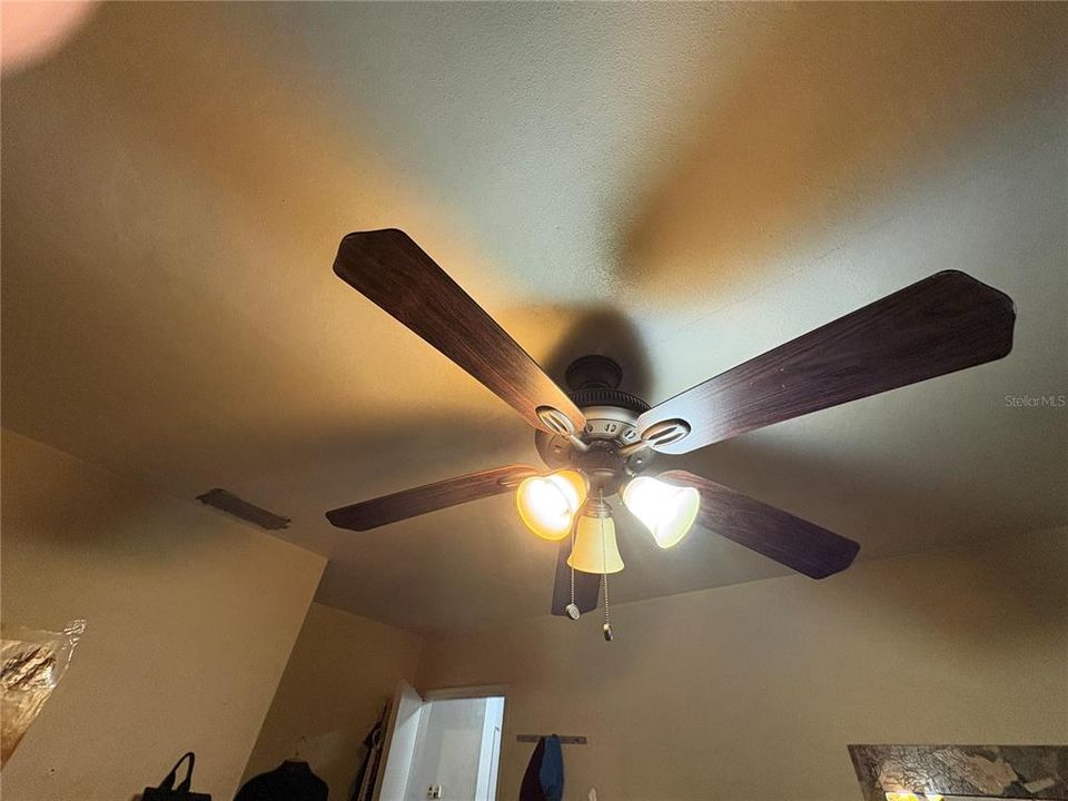 合同活跃: $74,005 (2 贝兹, 1 浴室, 912 平方英尺)