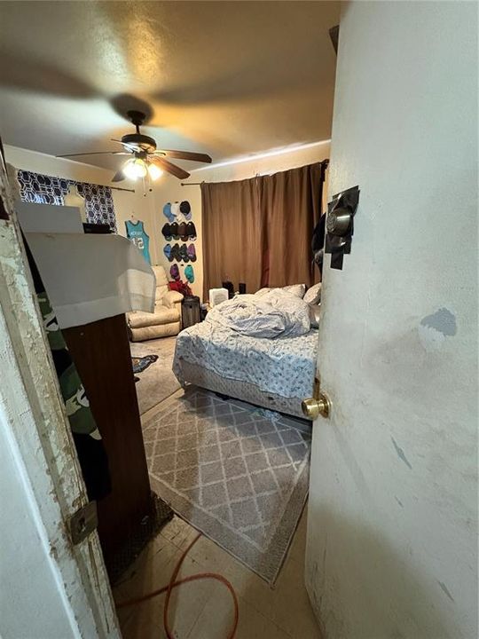 合同活跃: $74,005 (2 贝兹, 1 浴室, 912 平方英尺)