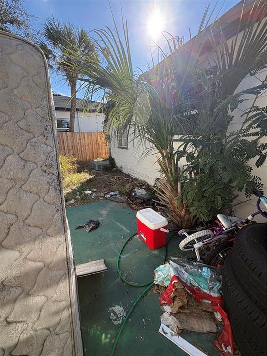 合同活跃: $74,005 (2 贝兹, 1 浴室, 912 平方英尺)