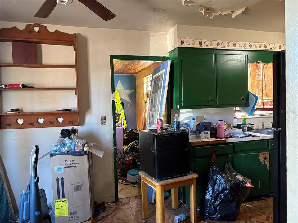 合同活跃: $74,005 (2 贝兹, 1 浴室, 912 平方英尺)