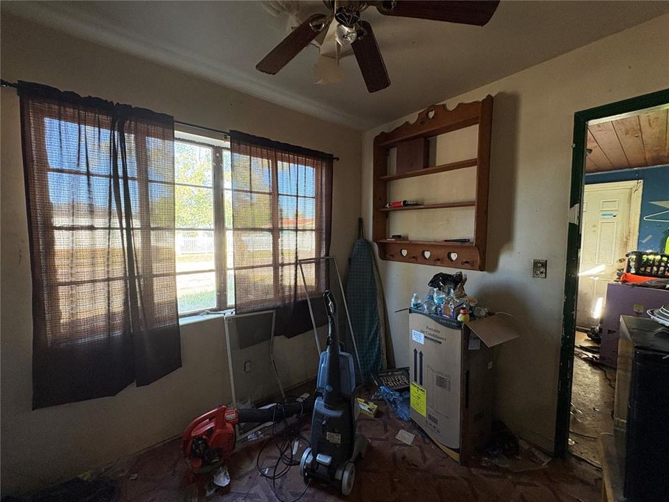 合同活跃: $74,005 (2 贝兹, 1 浴室, 912 平方英尺)