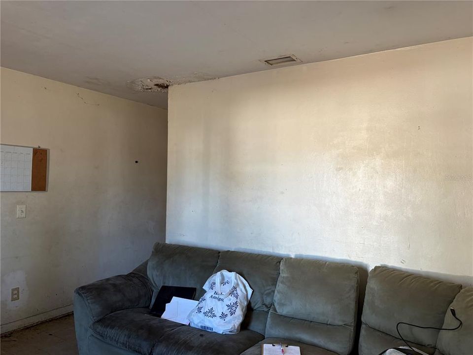 合同活跃: $74,005 (2 贝兹, 1 浴室, 912 平方英尺)