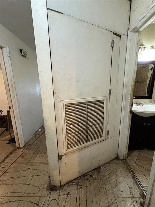 合同活跃: $74,005 (2 贝兹, 1 浴室, 912 平方英尺)