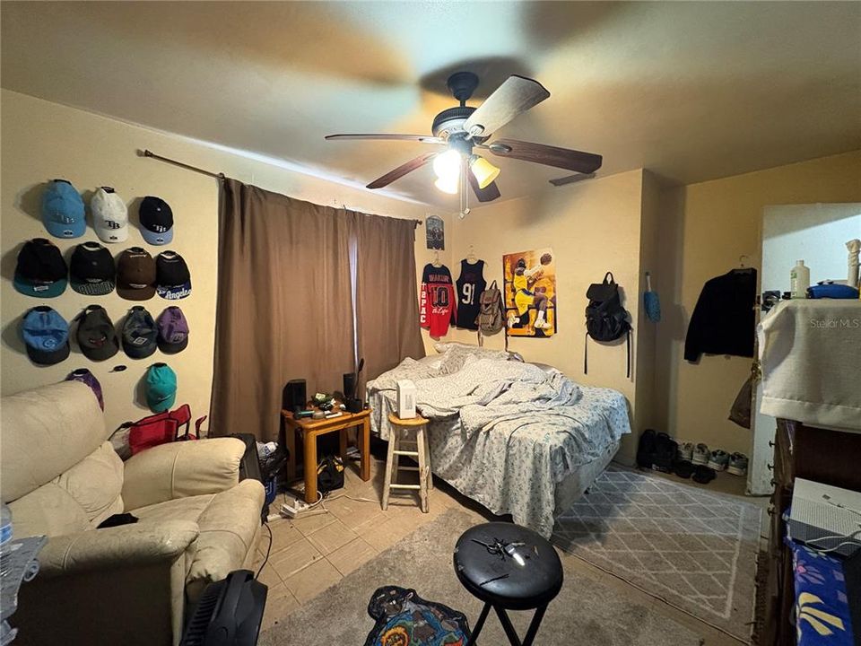 合同活跃: $74,005 (2 贝兹, 1 浴室, 912 平方英尺)