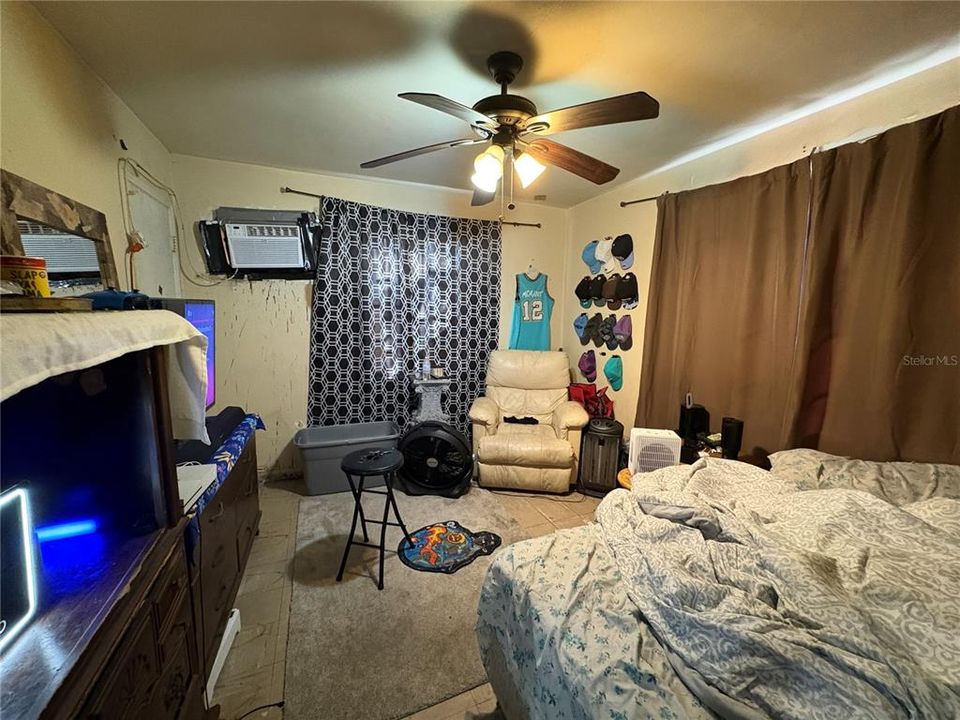 合同活跃: $74,005 (2 贝兹, 1 浴室, 912 平方英尺)