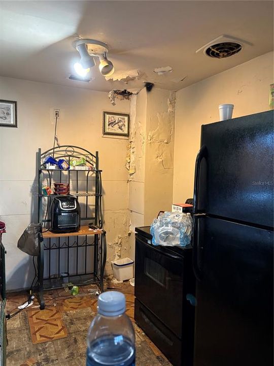 合同活跃: $74,005 (2 贝兹, 1 浴室, 912 平方英尺)