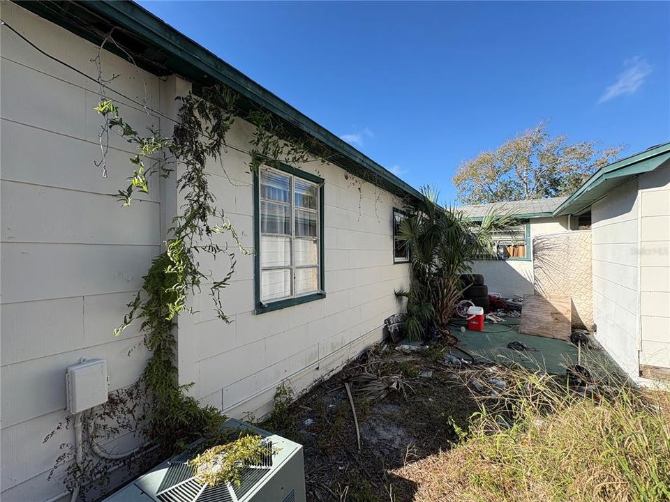 合同活跃: $74,005 (2 贝兹, 1 浴室, 912 平方英尺)