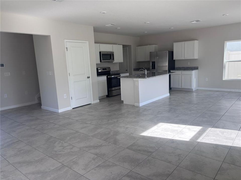 For Sale: $320,000 (3 beds, 2 baths, 1890 Square Feet)