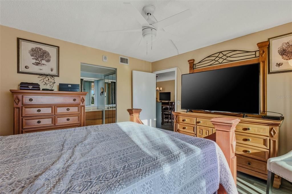 For Sale: $450,000 (2 beds, 2 baths, 966 Square Feet)