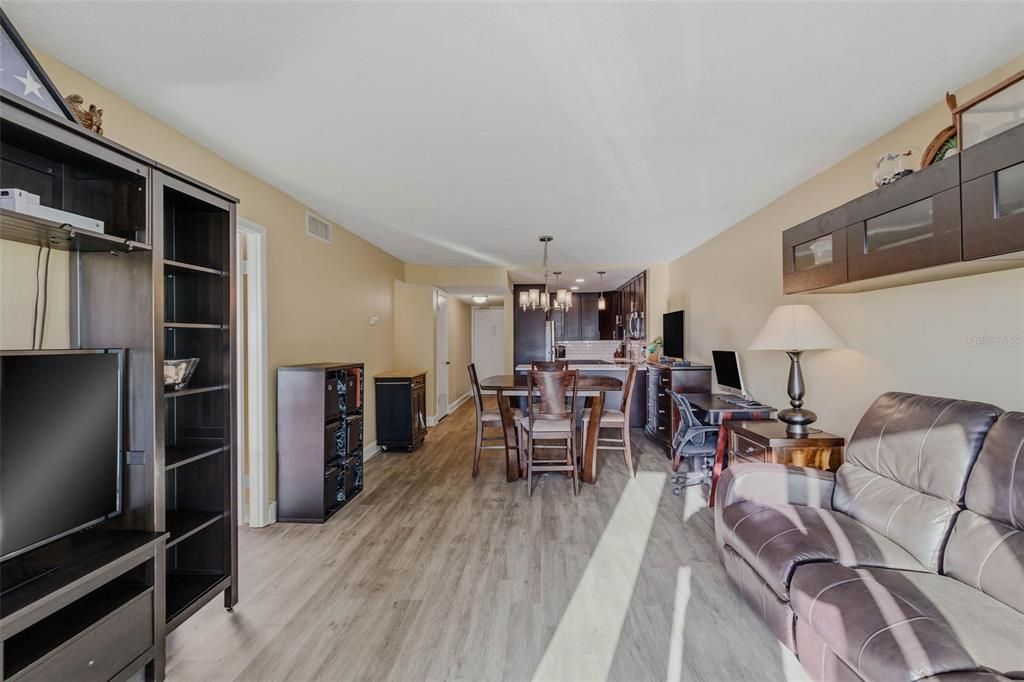 For Sale: $450,000 (2 beds, 2 baths, 966 Square Feet)