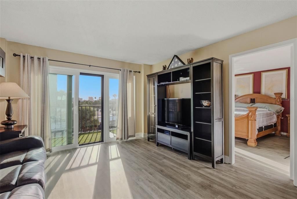 For Sale: $450,000 (2 beds, 2 baths, 966 Square Feet)