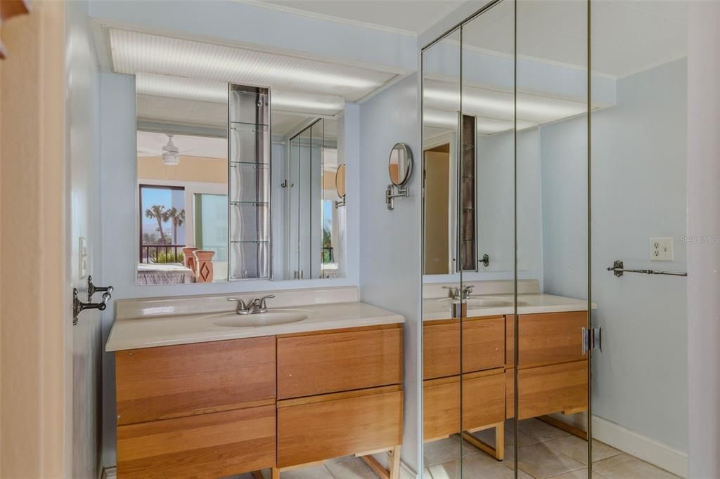 For Sale: $450,000 (2 beds, 2 baths, 966 Square Feet)