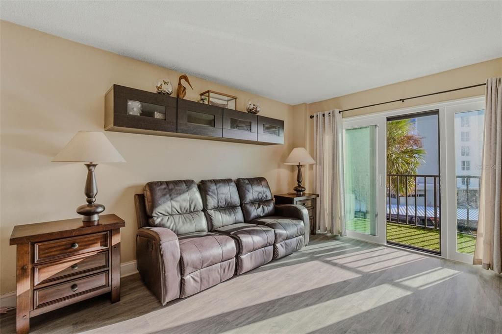 For Sale: $450,000 (2 beds, 2 baths, 966 Square Feet)