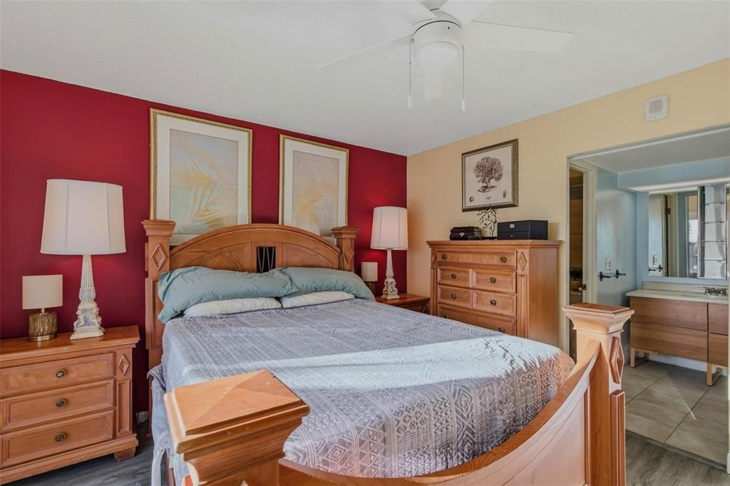 For Sale: $450,000 (2 beds, 2 baths, 966 Square Feet)