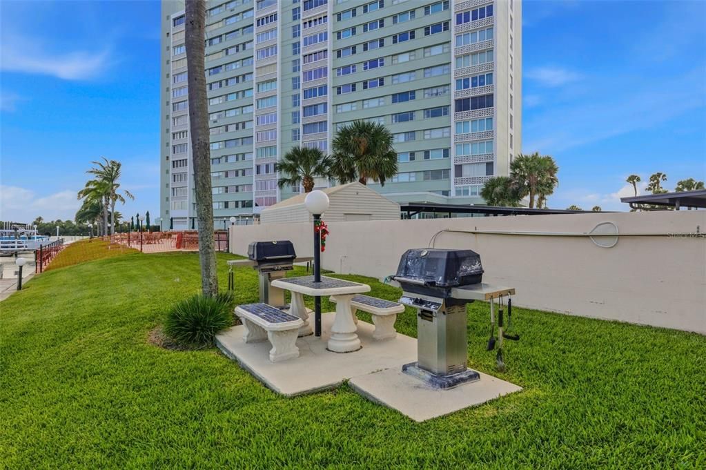 For Sale: $450,000 (2 beds, 2 baths, 966 Square Feet)