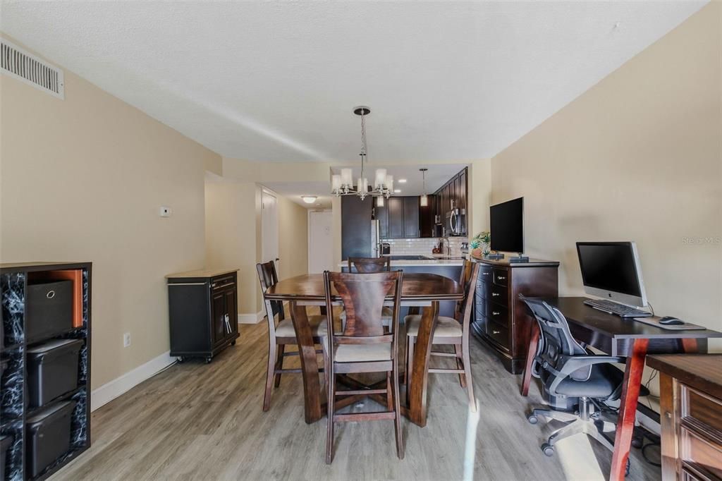 For Sale: $450,000 (2 beds, 2 baths, 966 Square Feet)