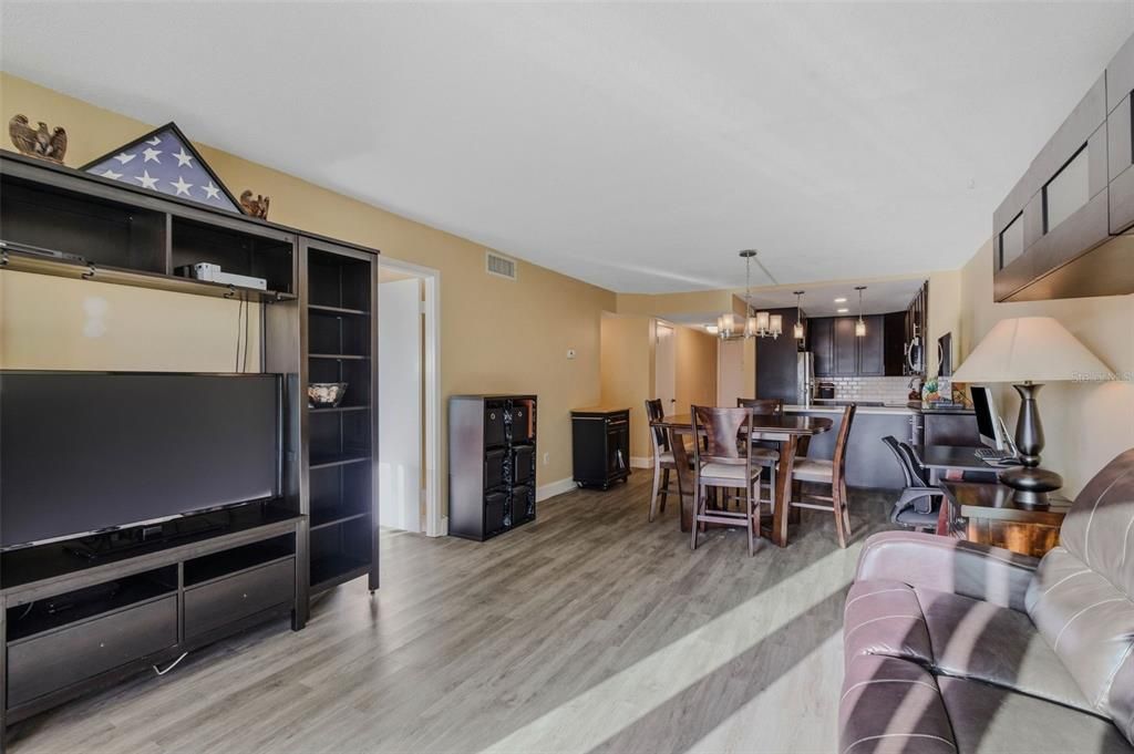 For Sale: $450,000 (2 beds, 2 baths, 966 Square Feet)