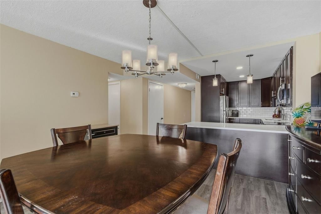 For Sale: $450,000 (2 beds, 2 baths, 966 Square Feet)