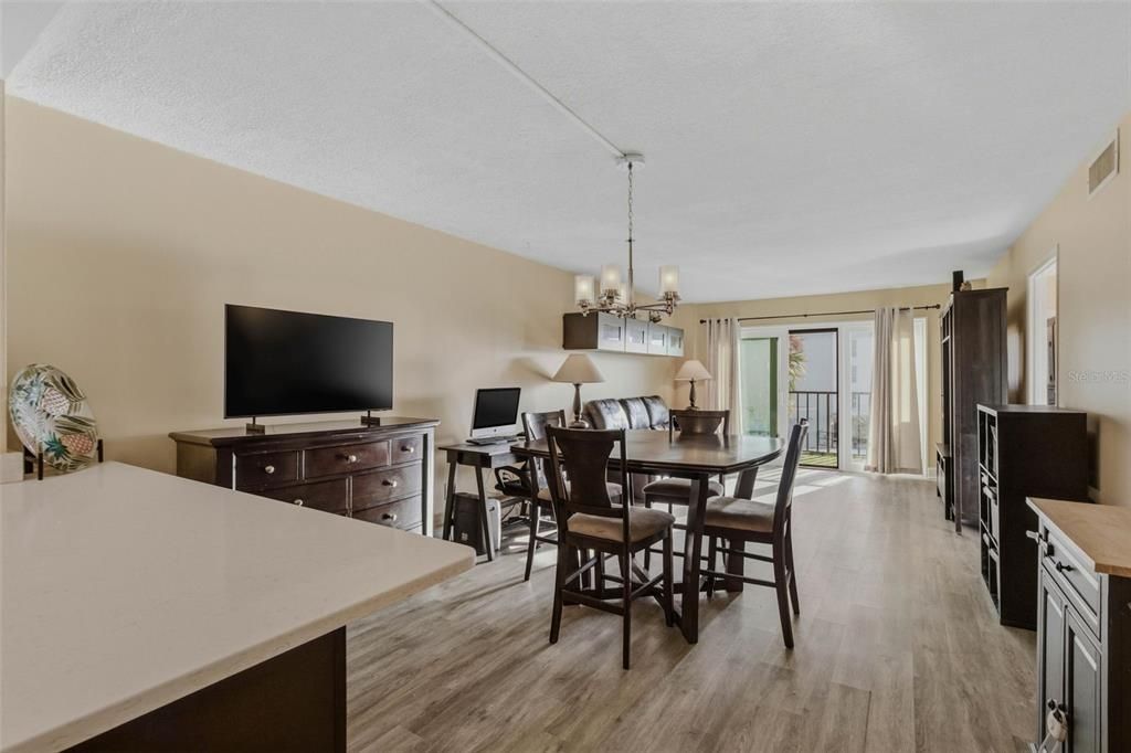 For Sale: $450,000 (2 beds, 2 baths, 966 Square Feet)