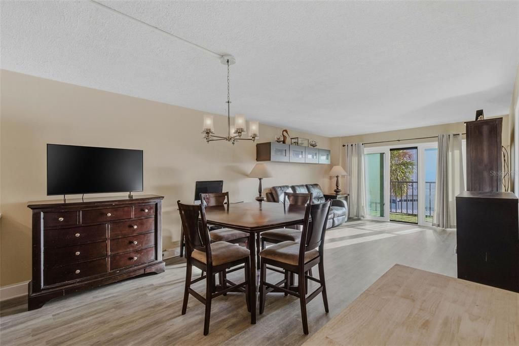 For Sale: $450,000 (2 beds, 2 baths, 966 Square Feet)