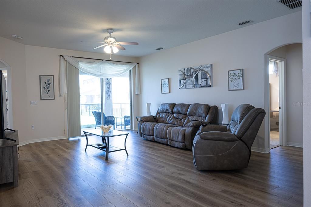For Sale: $350,000 (2 beds, 2 baths, 1551 Square Feet)