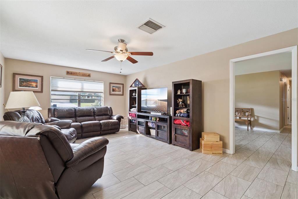 En Venta: $398,400 (3 camas, 2 baños, 1770 Pies cuadrados)