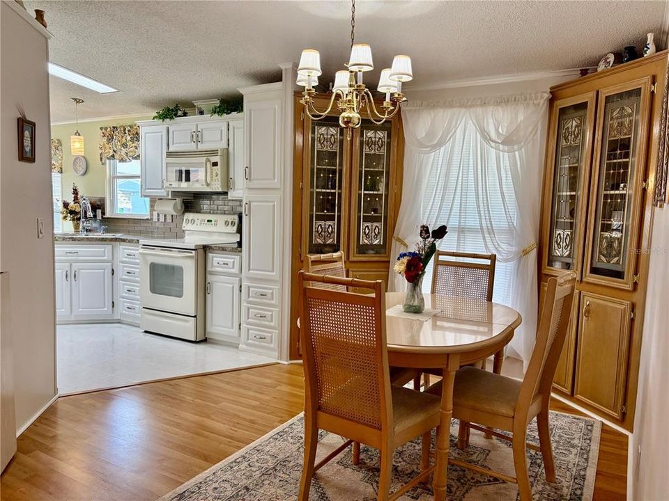 待售: $199,000 (2 贝兹, 2 浴室, 1472 平方英尺)