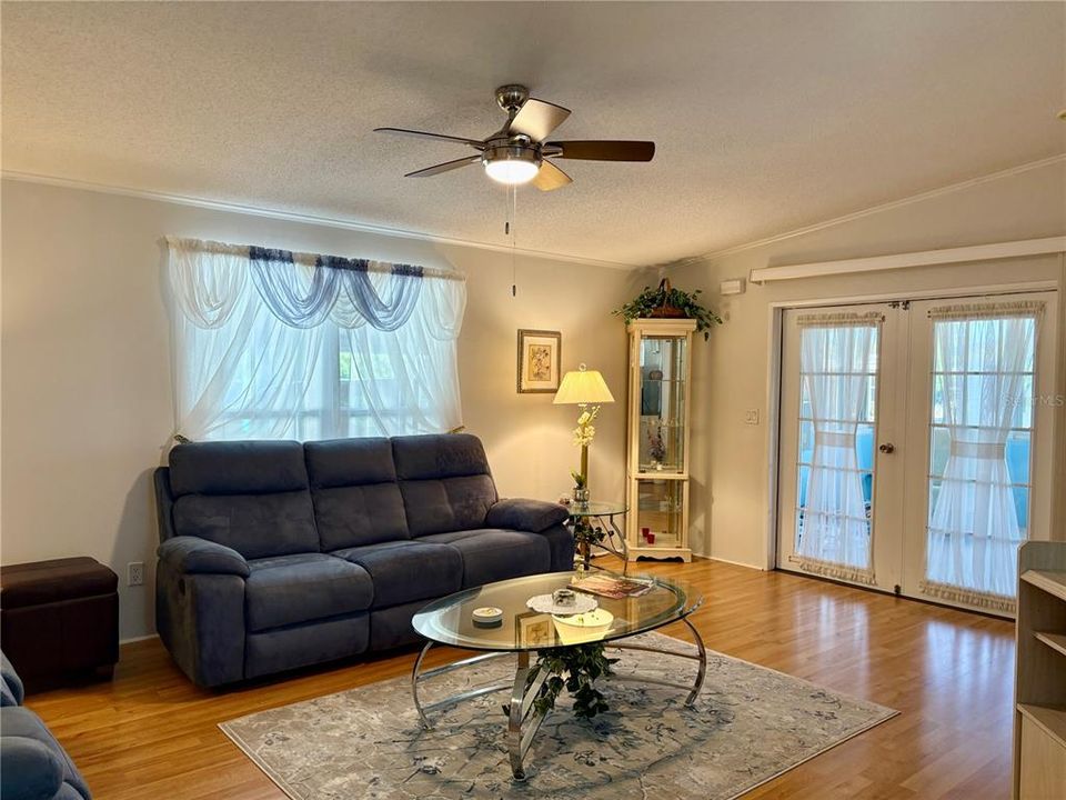 待售: $199,000 (2 贝兹, 2 浴室, 1472 平方英尺)