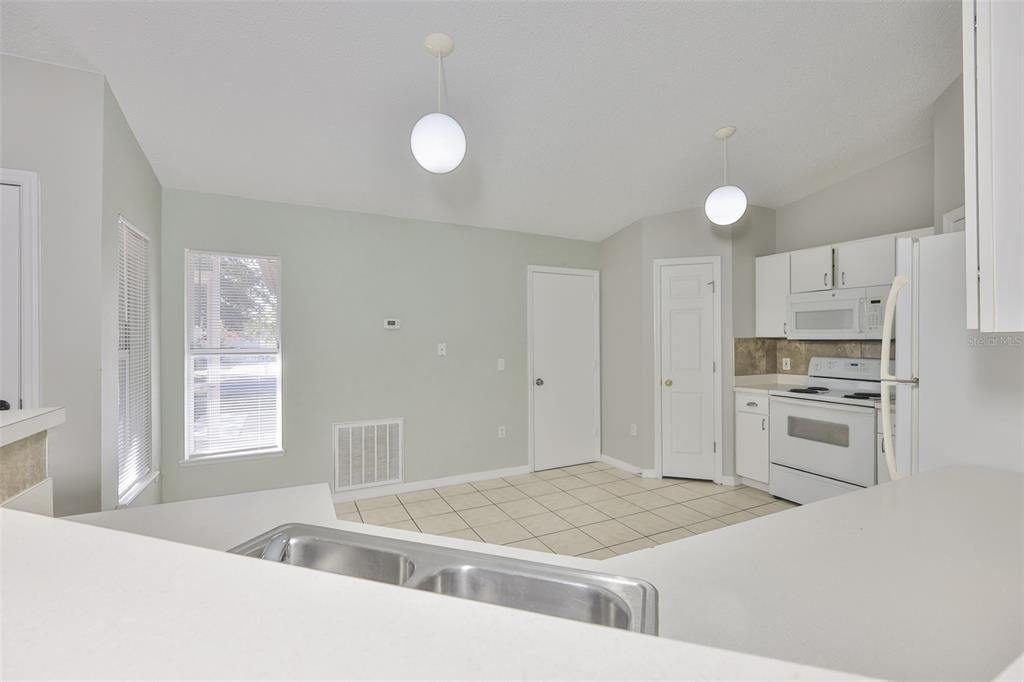 В аренду: $2,400 (3 спален, 2 ванн, 1424 Квадратных фут)