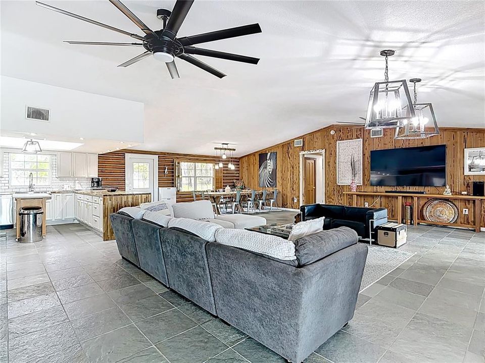 For Sale: $750,000 (4 beds, 4 baths, 2760 Square Feet)