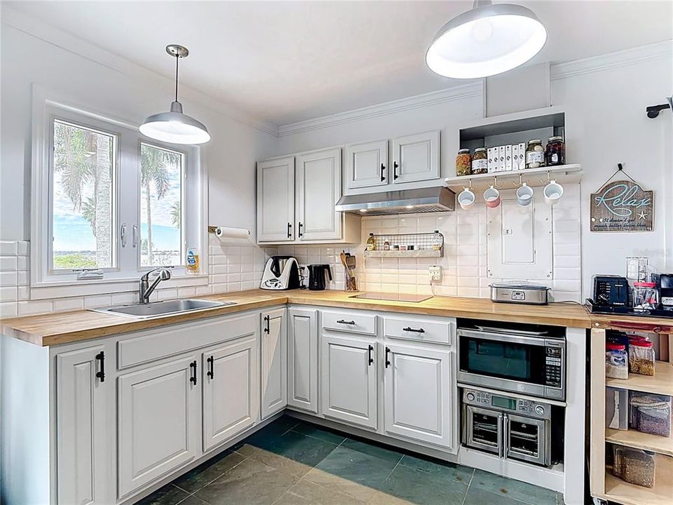 For Sale: $750,000 (4 beds, 4 baths, 2760 Square Feet)