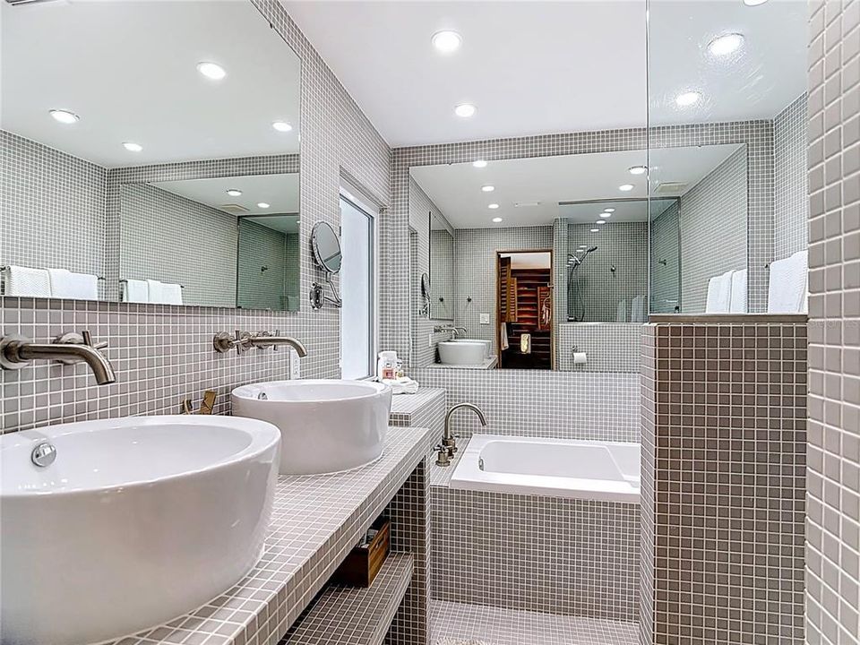 For Sale: $750,000 (4 beds, 4 baths, 2760 Square Feet)