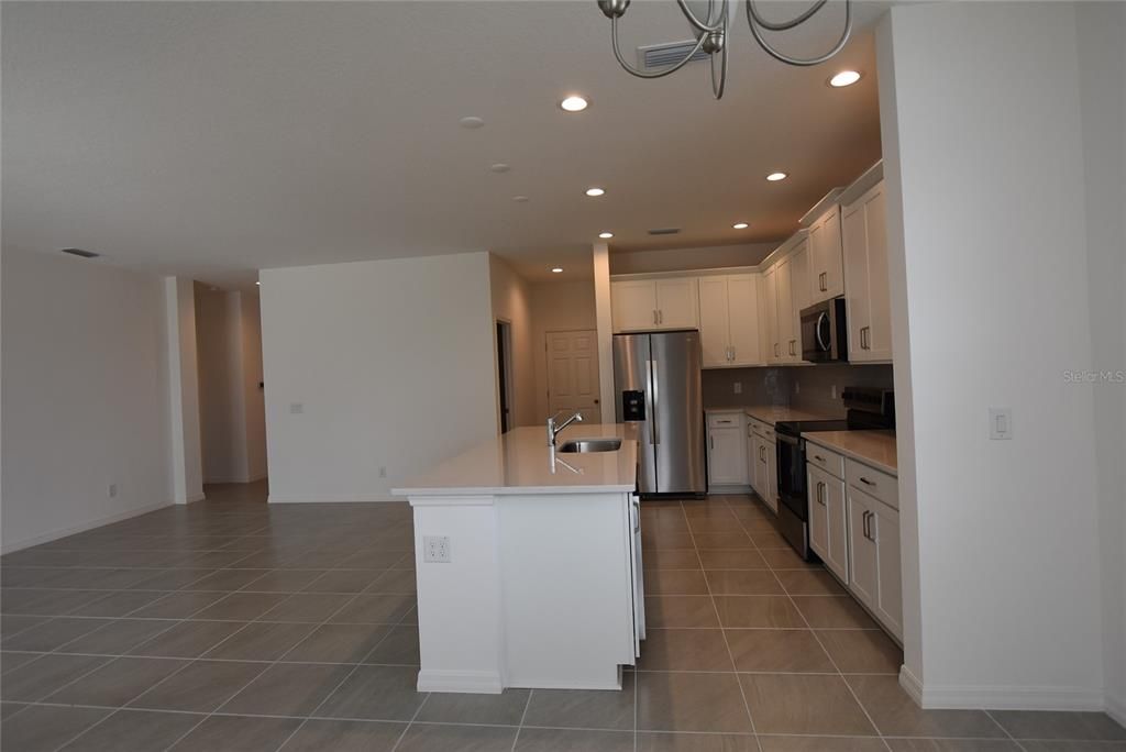 For Rent: $2,295 (4 beds, 2 baths, 2008 Square Feet)