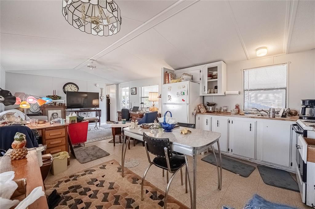 For Sale: $135,000 (2 beds, 2 baths, 784 Square Feet)