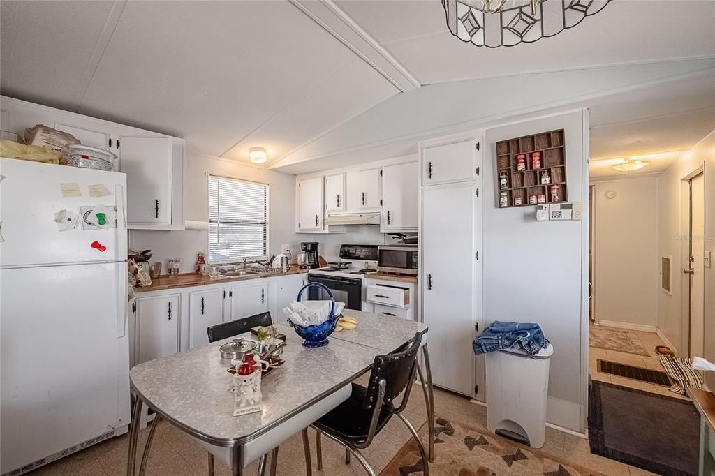 For Sale: $135,000 (2 beds, 2 baths, 784 Square Feet)