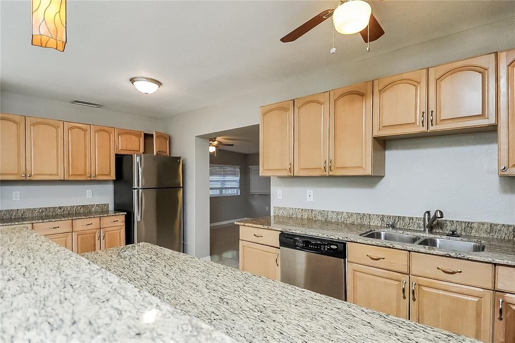 В аренду: $2,395 (3 спален, 1 ванн, 1004 Квадратных фут)