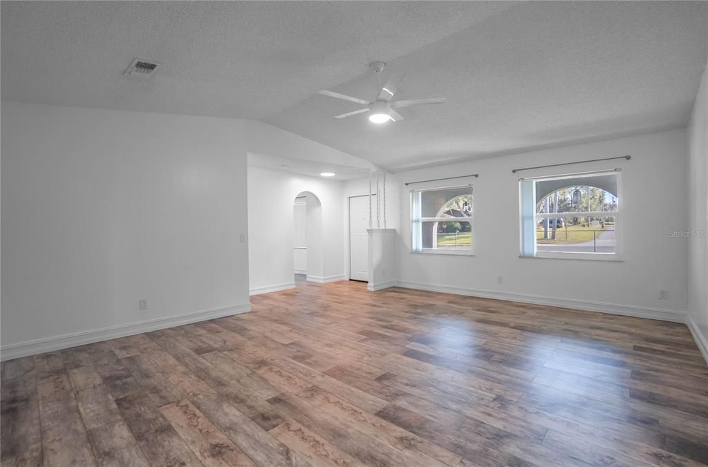 待售: $215,000 (2 贝兹, 2 浴室, 1218 平方英尺)