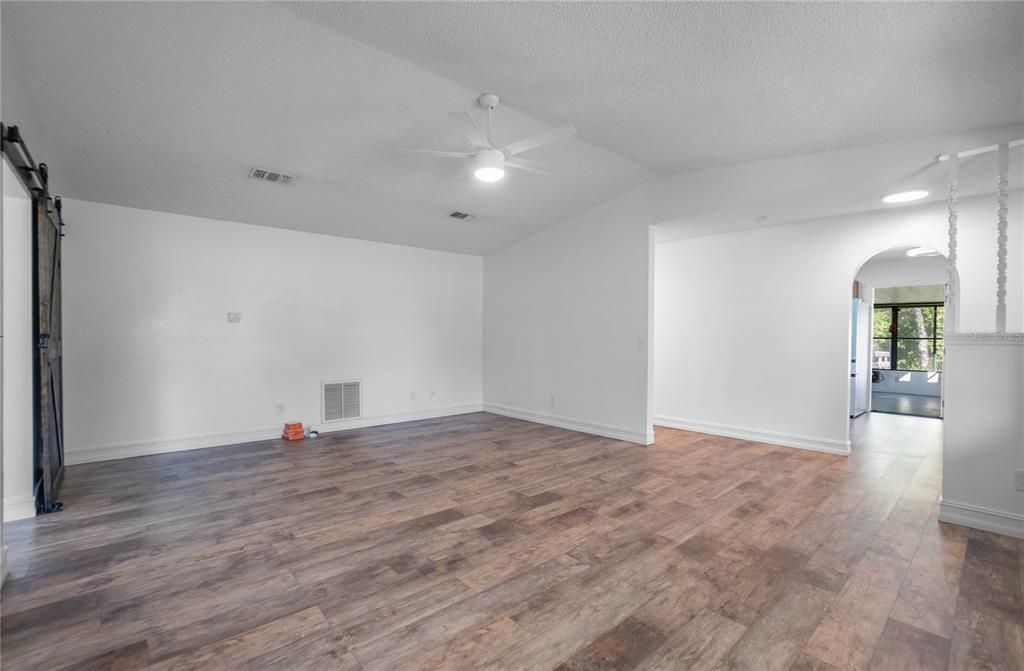 待售: $215,000 (2 贝兹, 2 浴室, 1218 平方英尺)