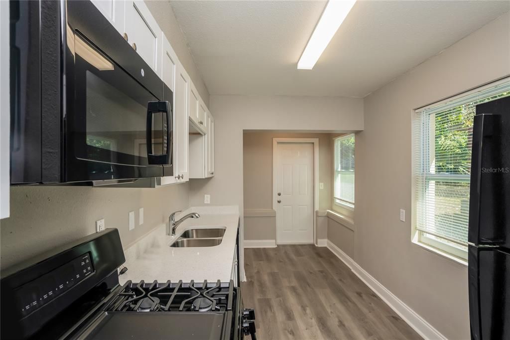 For Rent: $1,845 (2 beds, 1 baths, 908 Square Feet)