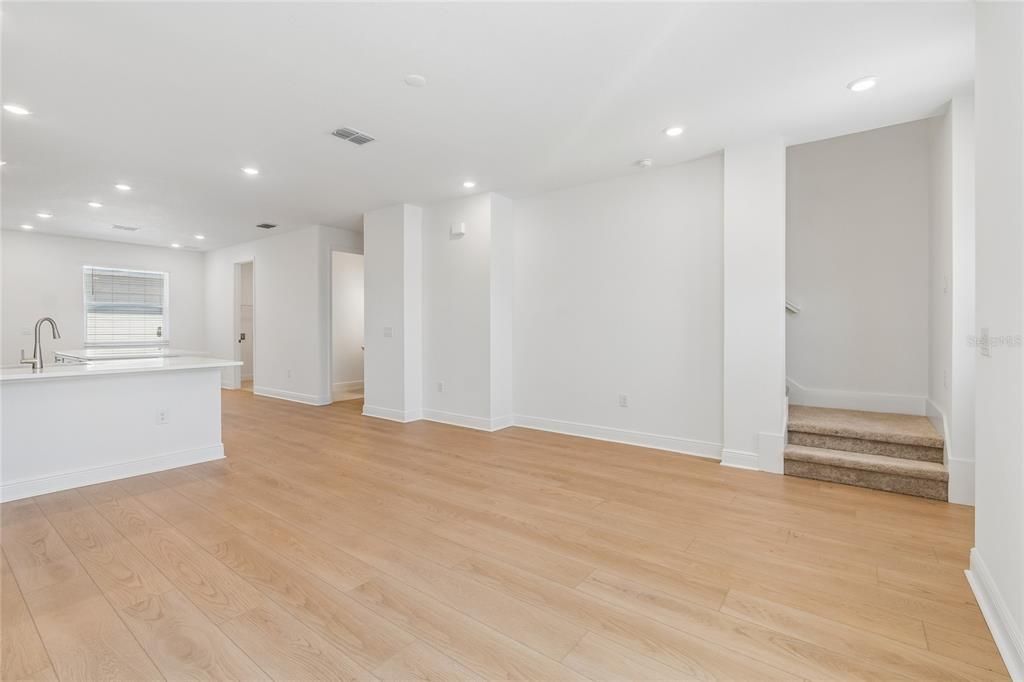 合同活跃: $409,999 (3 贝兹, 2 浴室, 1706 平方英尺)