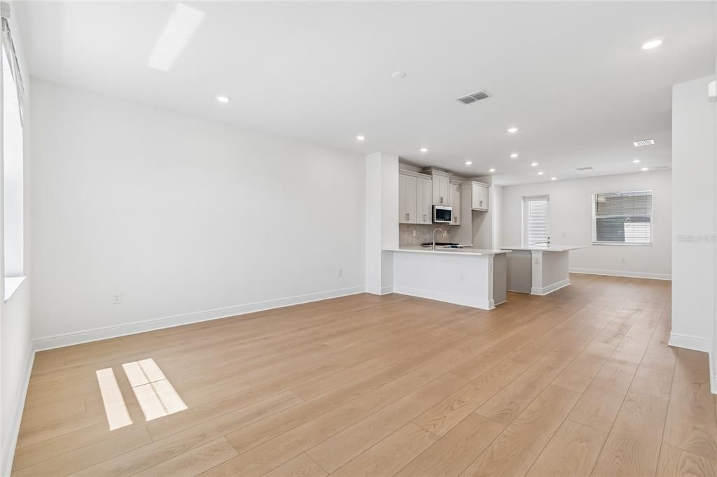 合同活跃: $409,999 (3 贝兹, 2 浴室, 1706 平方英尺)
