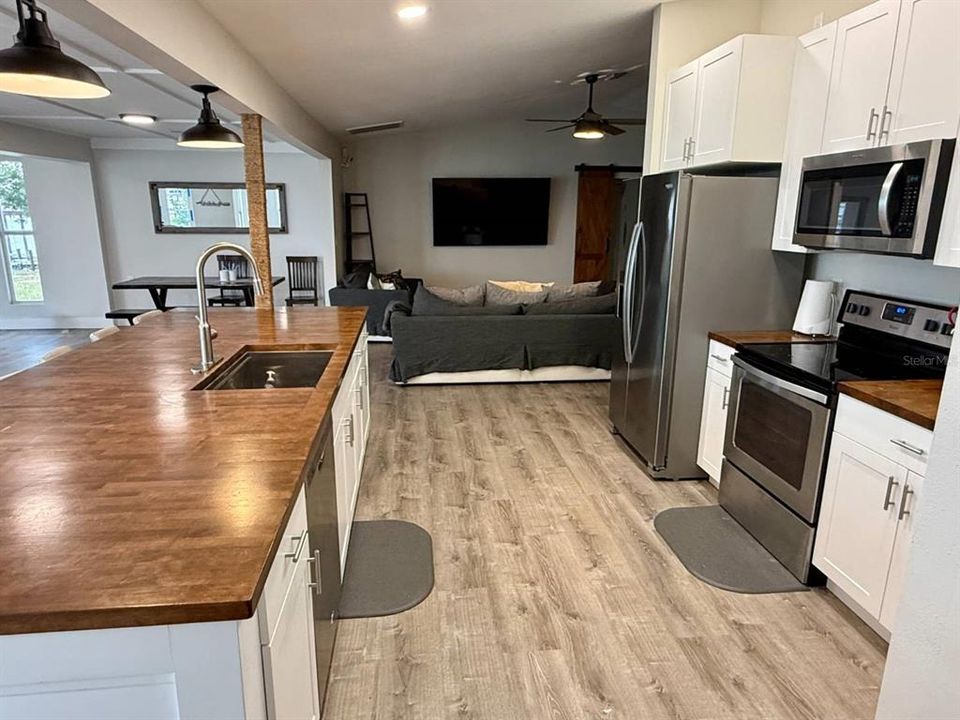 For Sale: $499,000 (2 beds, 3 baths, 1688 Square Feet)